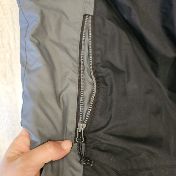 Columbia Men's Dark and Light Gray Water Resistant Winter Coat - Picture 5 of 11